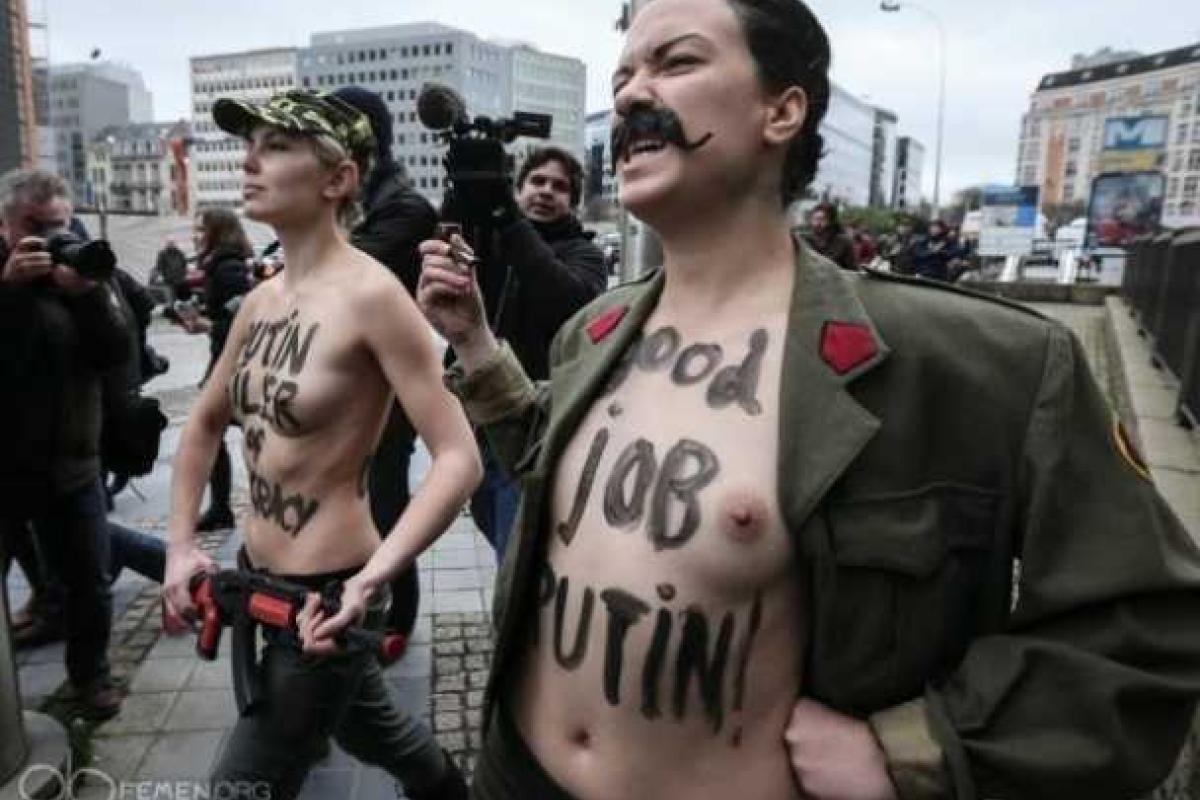 Femen с голой грудью и усами Сталина пикетировали саммит Россия – ЕС Femen с голой грудью и усами Сталина пикетировали саммит Россия – ЕС