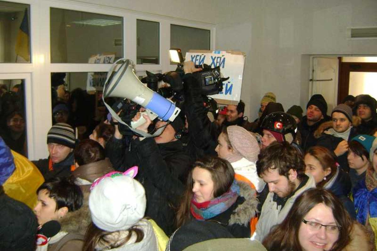 Студенты во время протеста против репрессий заняли приемную МВД Студенты во время протеста против репрессий заняли приемную МВД