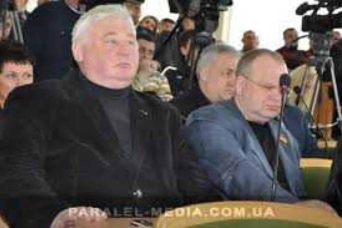 Депутаты Луганского облсовета приняли обращение к жителям региона, в котором призывают луганчан объединяться в дружины Депутаты Луганского облсовета приняли обращение к жителям региона, в котором призывают луганчан объединяться в дружины