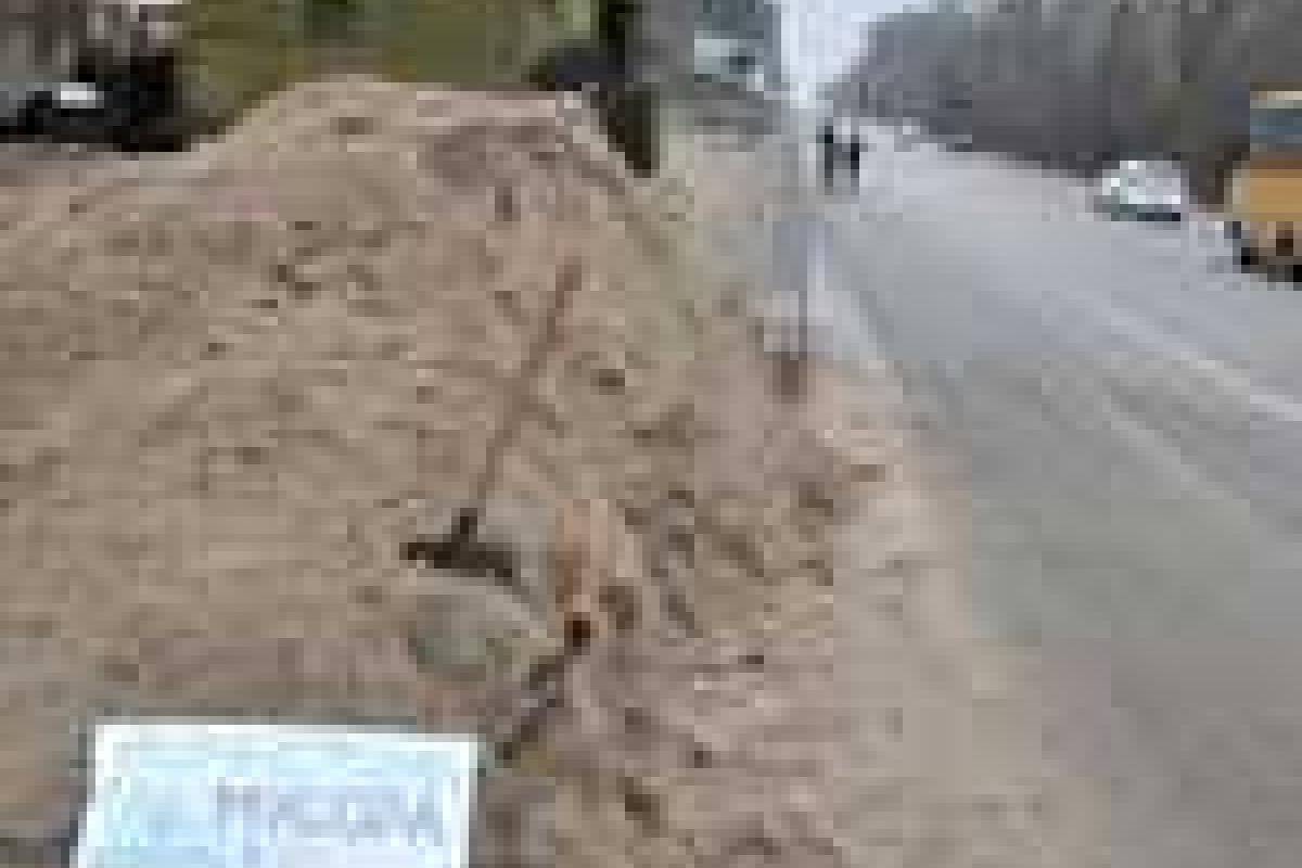 Автомобилисты освобождают Варшавскую трассу от песка 