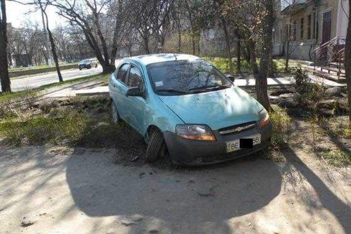В Николаеве женщина-водитель совершила наезд на пешехода, который двигался по тротуару В Николаеве женщина-водитель совершила наезд на пешехода, который двигался по тротуару