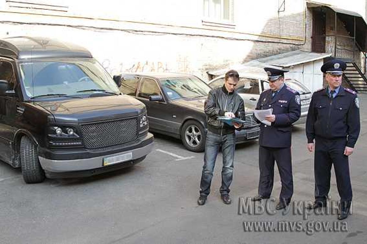 "Правый сектор" вернул машину Януковича "Правый сектор" вернул машину Януковича