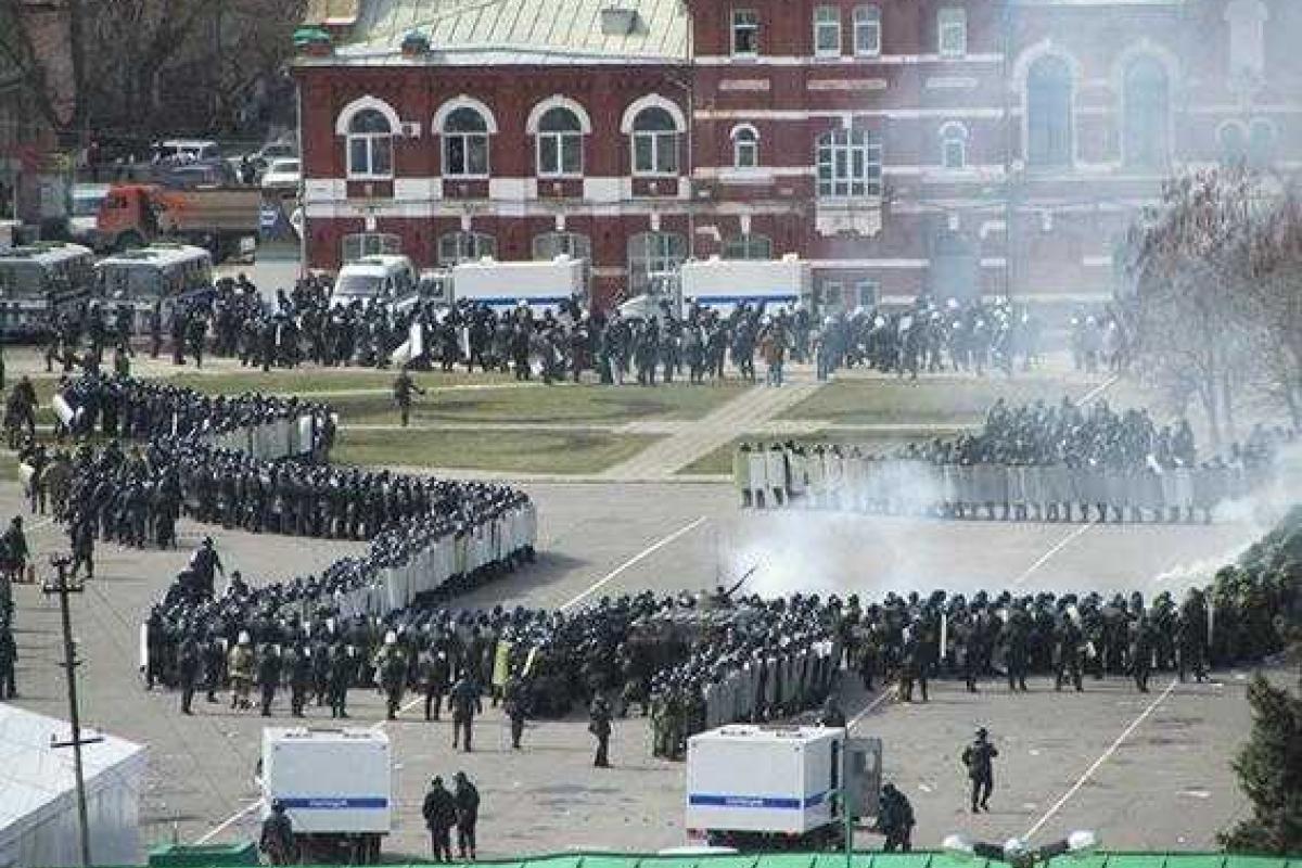 В России мирные митинги разгоняют с пулеметами, БТРами и вертолетами  В России мирные митинги разгоняют с пулеметами, БТРами и вертолетами