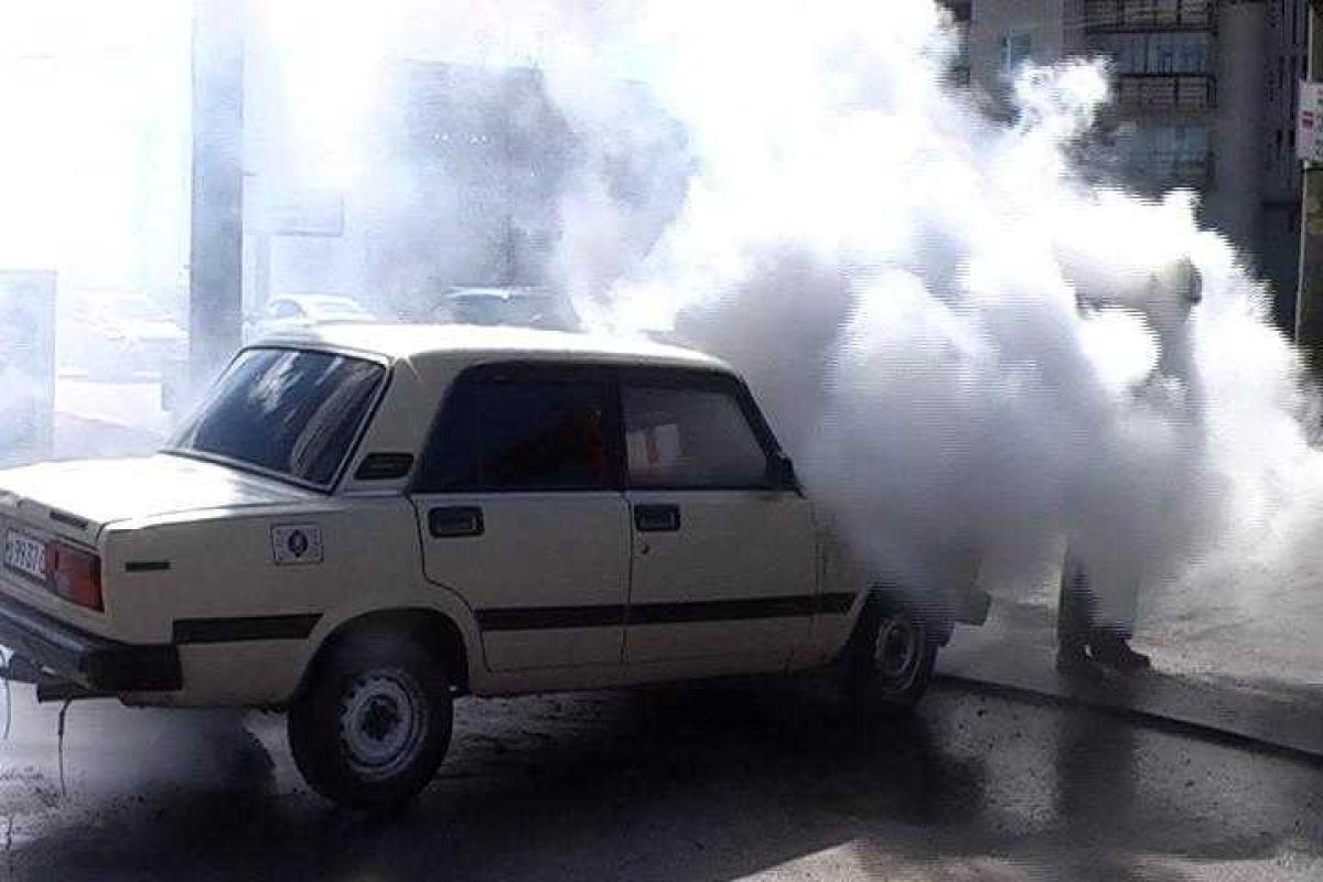 В Сумах автомобиль загорелся на АЗС В Сумах автомобиль загорелся на АЗС