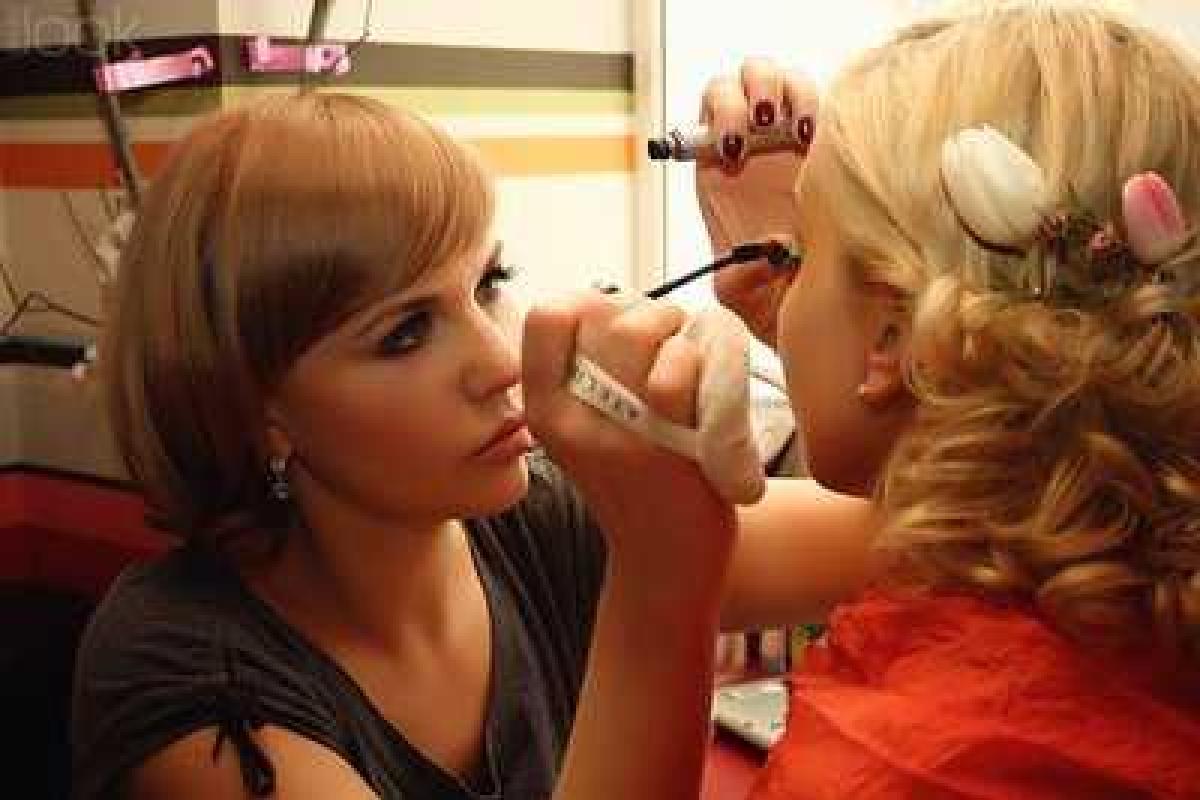 Как заработать деньги, работая визажистом