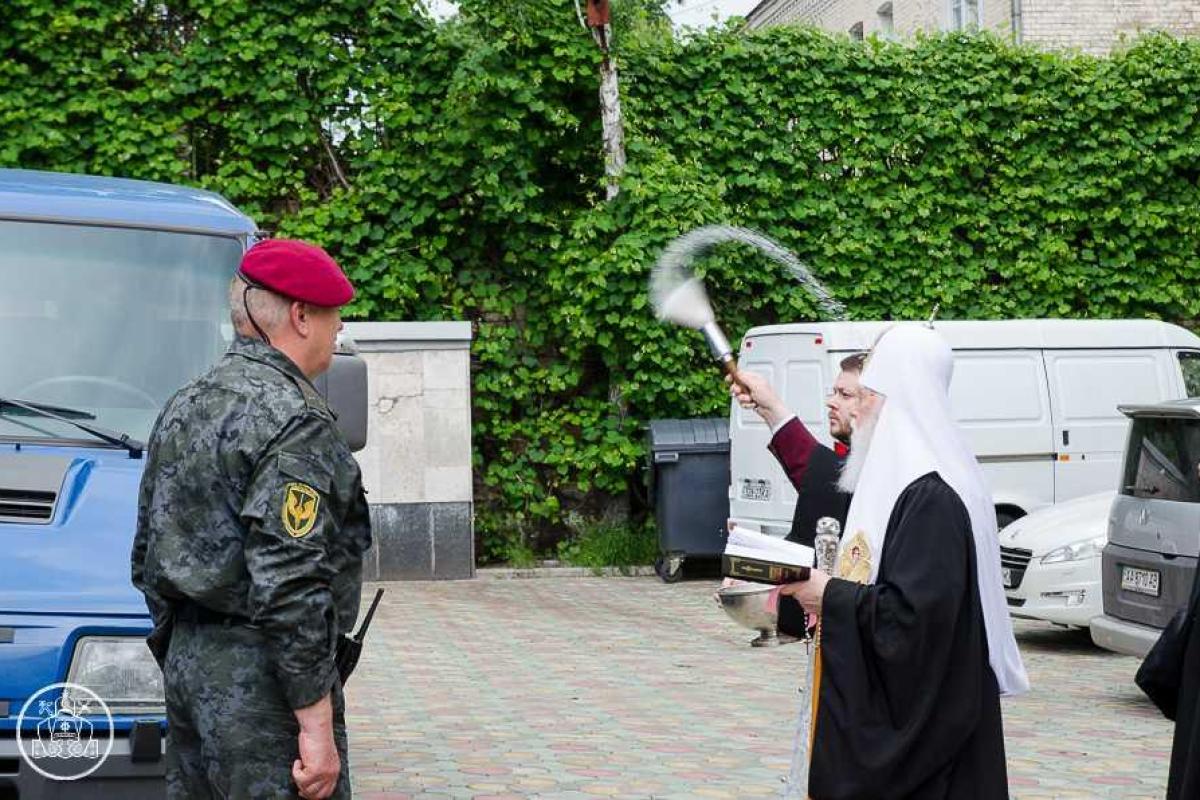 Автобус патриарха Филарета повезет нацгвардейцев на Донбасс Автобус патриарха Филарета повезет нацгвардейцев на Донбасс