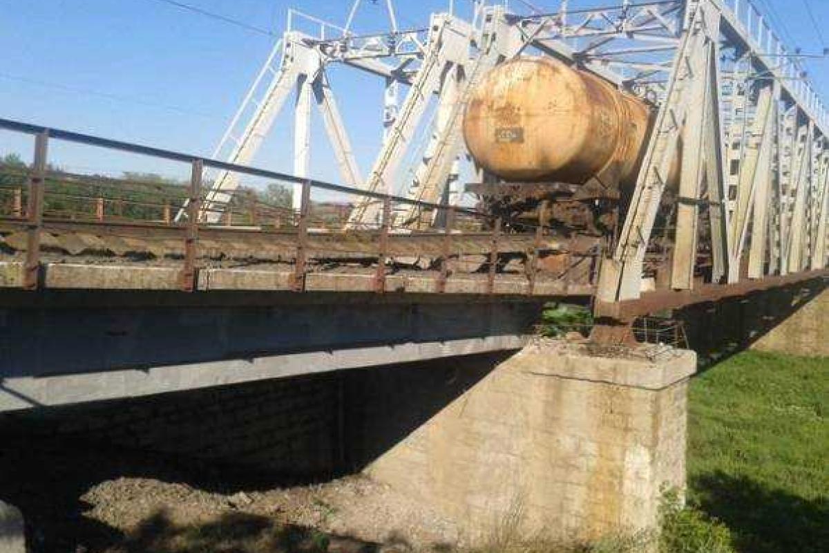 На восстановление железнодорожного моста в Запорожской области понадобится несколько недель На восстановление железнодорожного моста в Запорожской области понадобится несколько недель