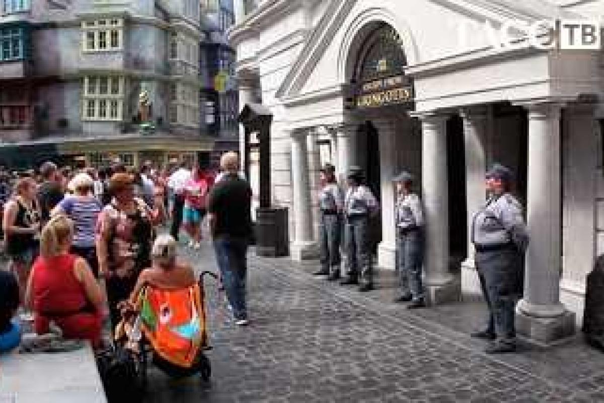 Японцы стояли в очереди за компьютеризированными аттракционами в стиле Гарри Поттера