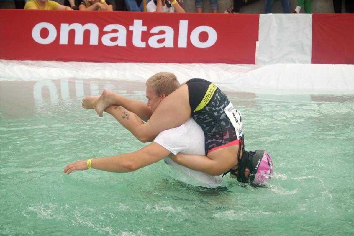 Финны выграли чемпионат по ношению женщины на шее