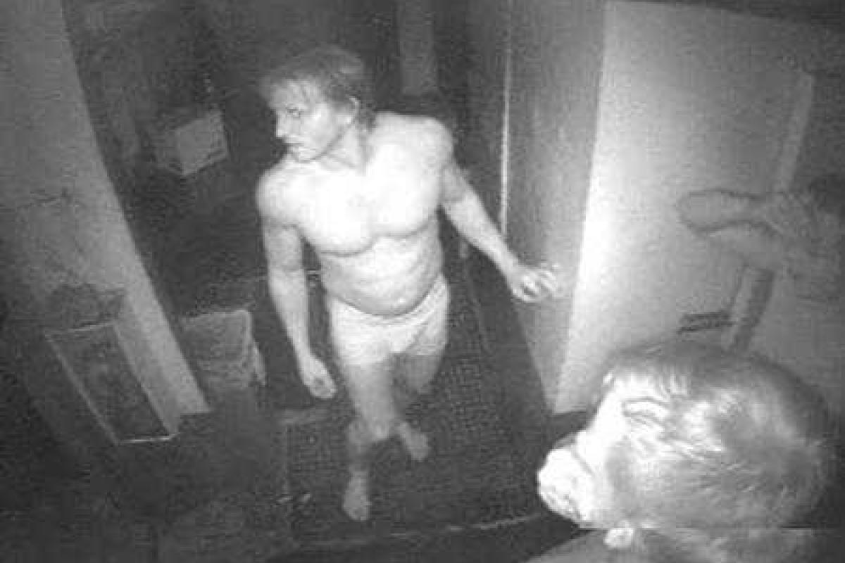 Трое голых мужчин украли 60 гамбургеров Трое голых мужчин украли 60 гамбургеров