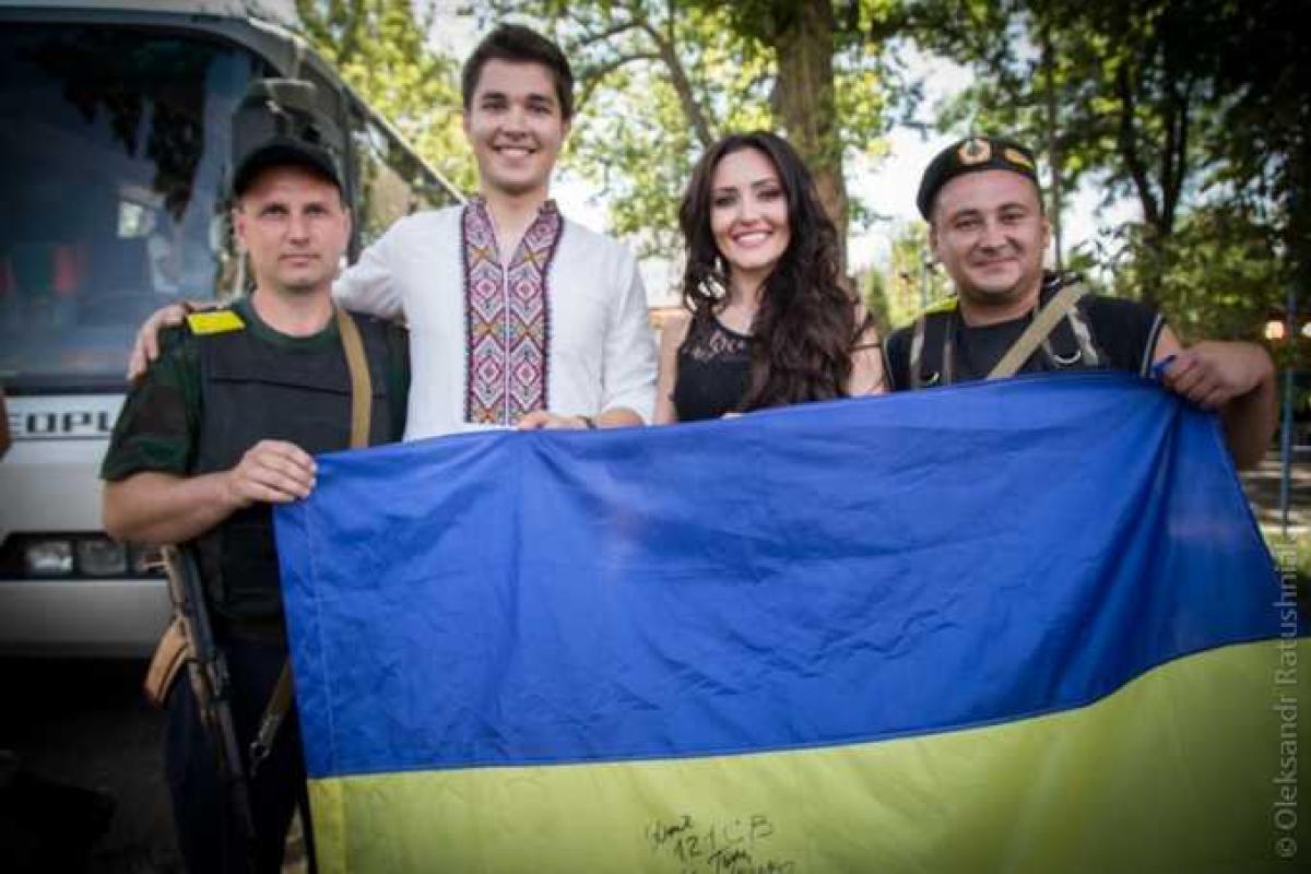 "Поддерживаем своих" в Мариуполе "Поддерживаем своих" в Мариуполе