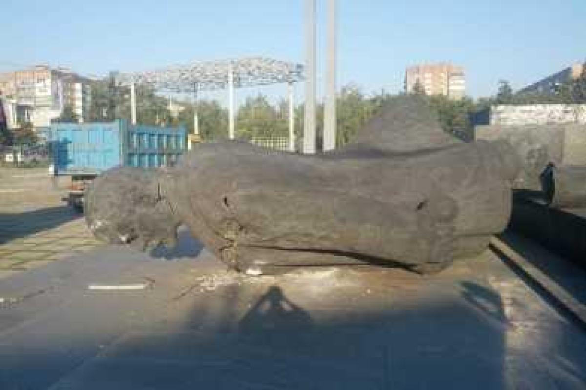 В центре Мариуполя свалили Ленина