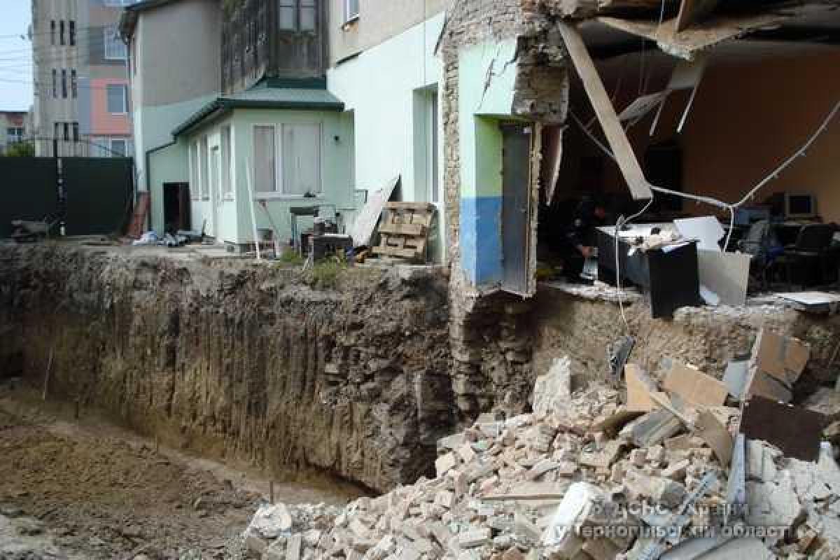 В Гусятине произошло разрушение угла 3-этажного административного здания В Гусятине произошло разрушение угла 3-этажного административного здания