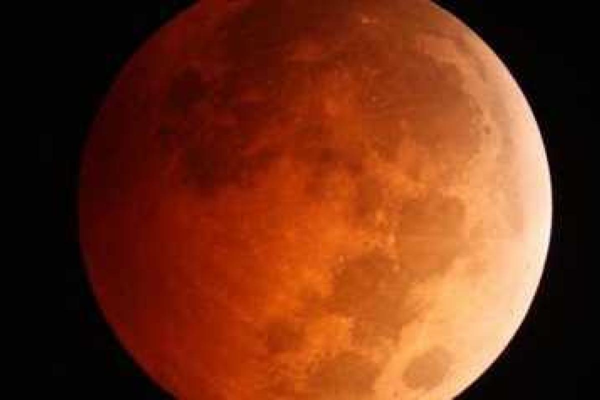 НАСА опубликовало фото "кровавой луны"