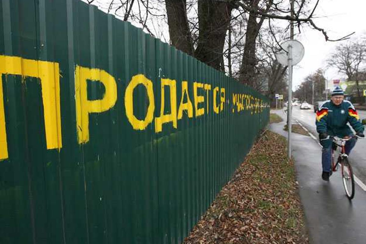 Богачи из-за кризиса распродают дома на Рублевке