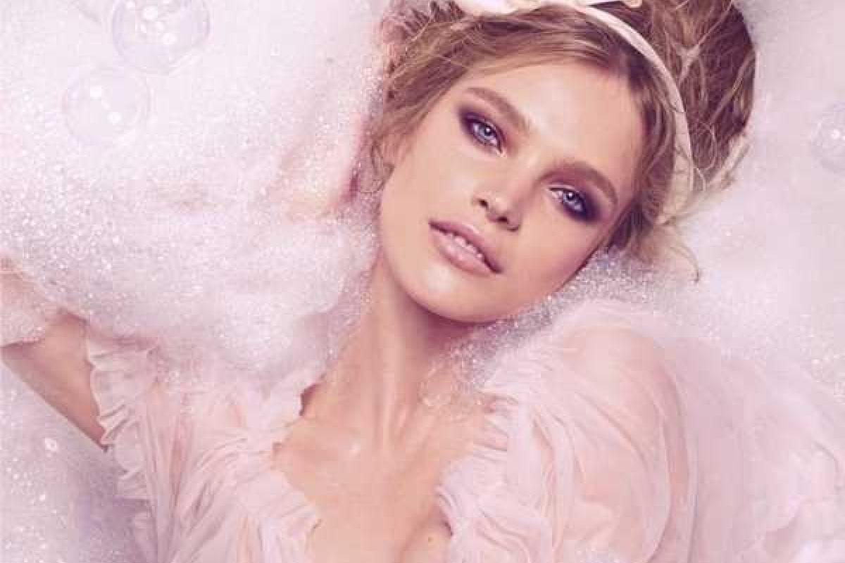 Водянова снялась в пеньюаре и мыльной пене Водянова снялась в пеньюаре и мыльной пене