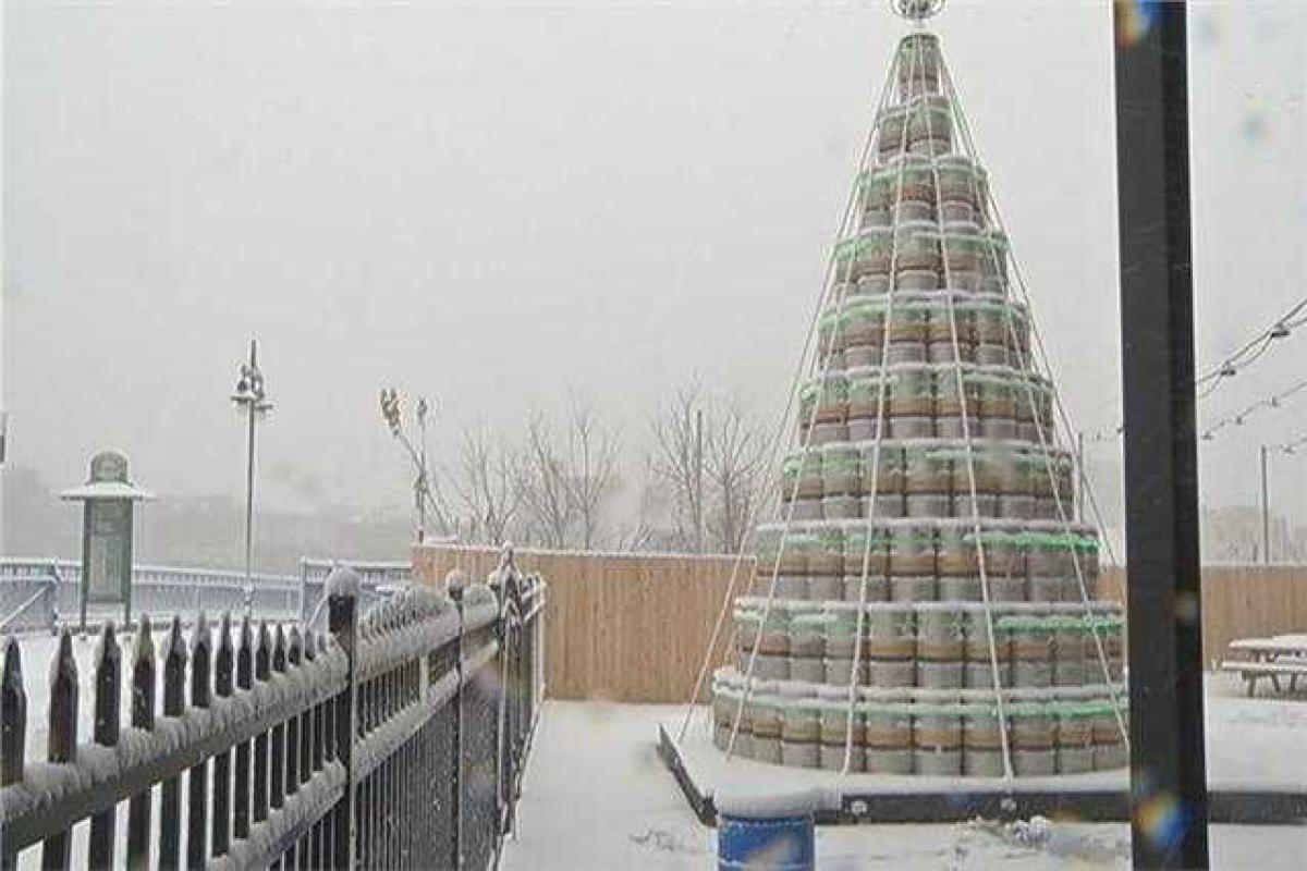 В США построили елку из пивных бочек В США построили елку из пивных бочек