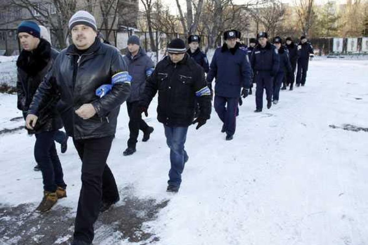 Мариуполь патрулируют около 130 добровольцев Мариуполь патрулируют около 130 добровольцев