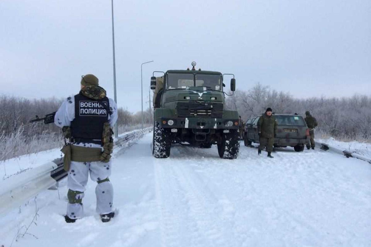 "Киборги" проводят ротацию под надзором "полицаев ДНР" "Киборги" проводят ротацию под надзором "полицаев ДНР"