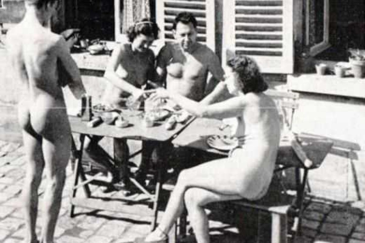 Предана земле основательница нудизма Предана земле основательница нудизма