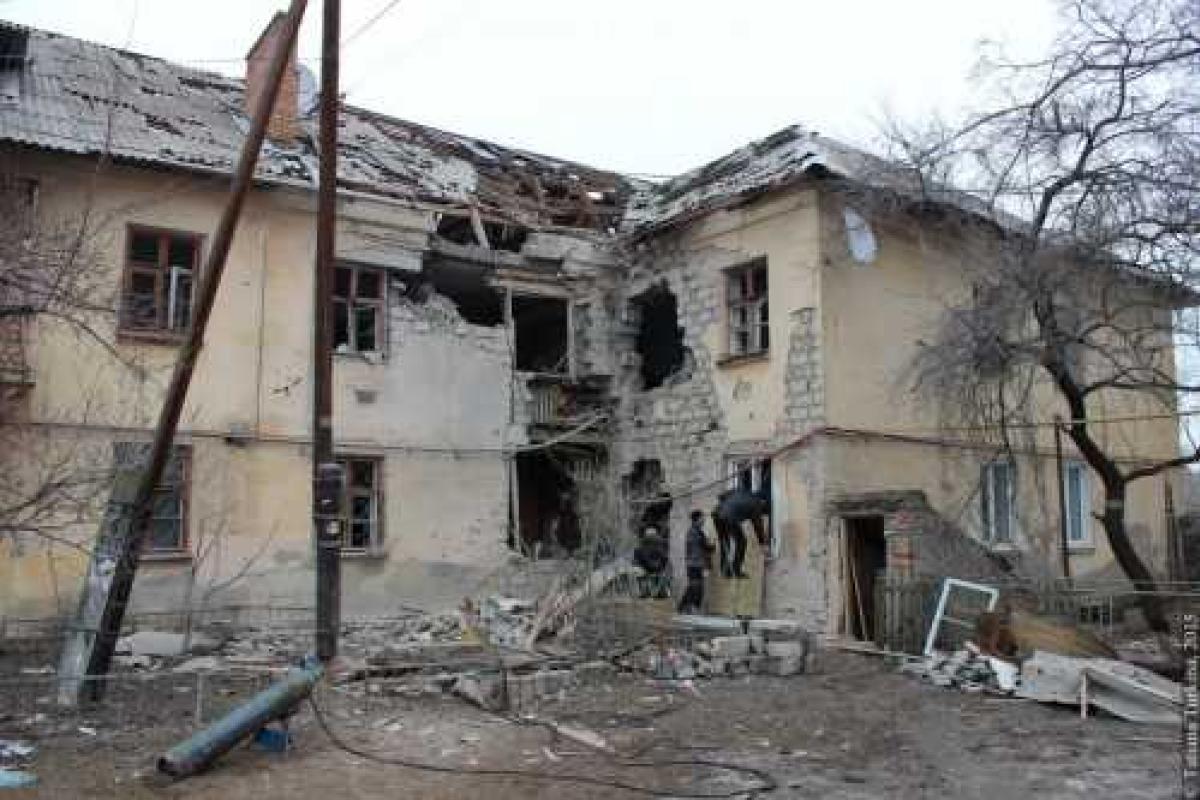 Жители Счастья фотографируют поврежденные снарядами жилые дома