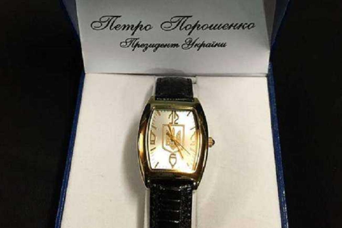 Порошенко дарит волонтерам часы, сделанные в России - Боечко Порошенко дарит волонтерам часы, сделанные в России - Боечко