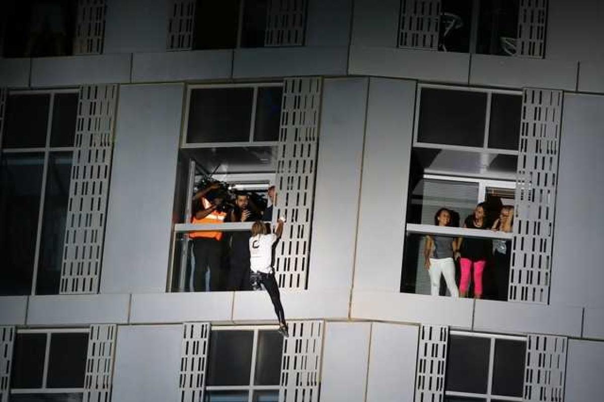 Французский человек-паук покорил небоскреб в Дубае