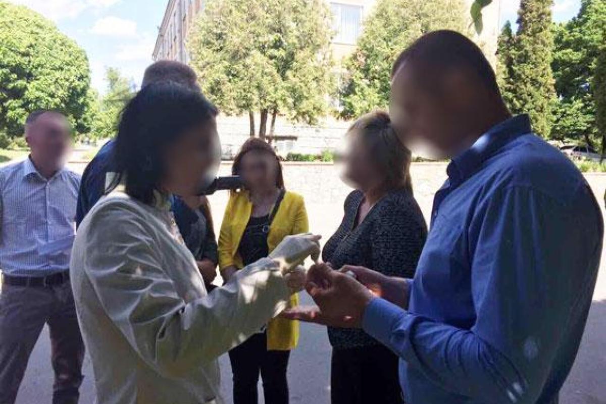 На Винничине за взятку задержали чиновника из отдела архитектуры