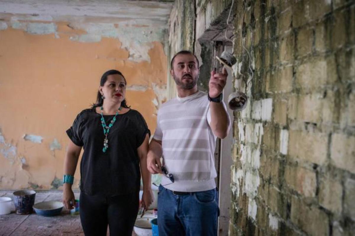 Жители Приволья просят народного депутата Сергея Рыбалка отремонтировать крышу детского сада