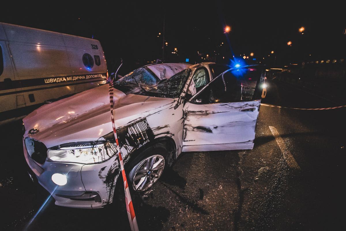 Погоня в Киеве: пьяная компания на BMW X5 влетела в отбойник