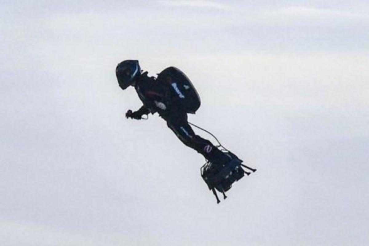 Француз совершил первый в мире переход Ла-Манша на реактивном флайборде Француз совершил первый в мире переход Ла-Манша на реактивном флайборде