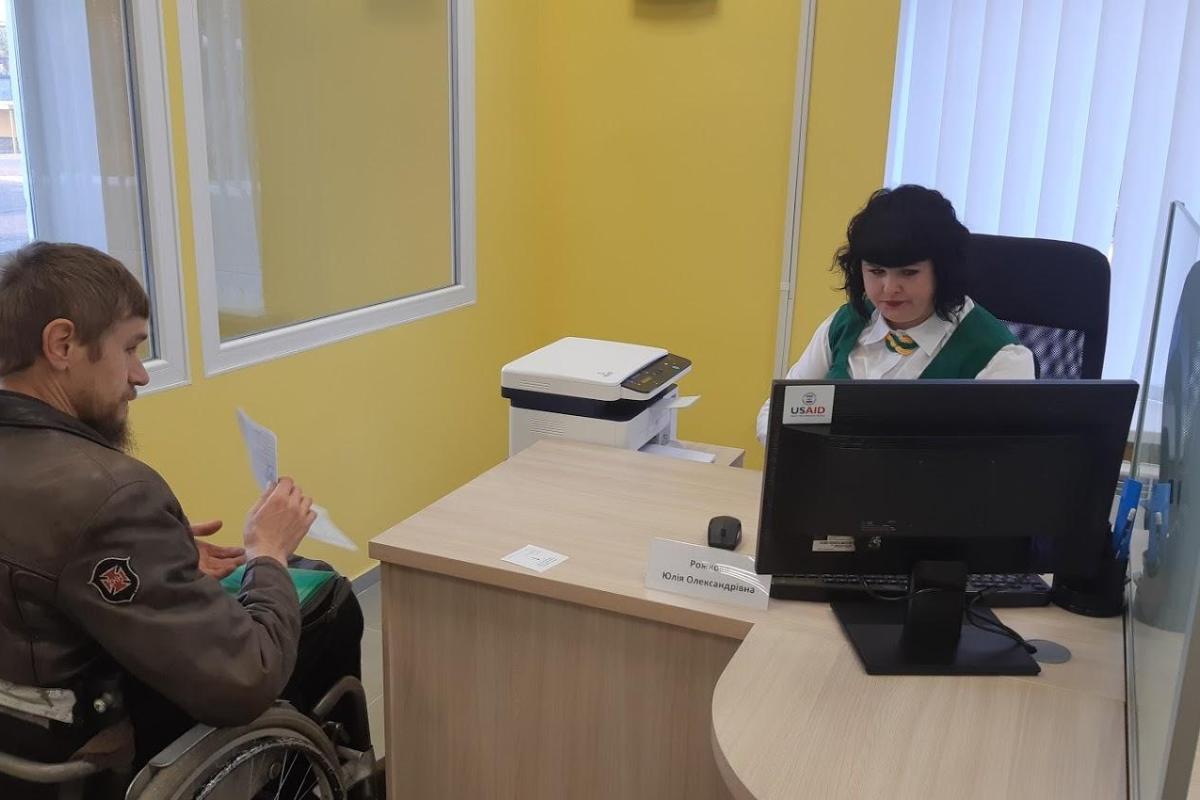 Долой очереди: в Сватово открыли прозрачный офис социальных услуг