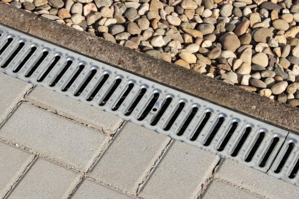 Бетонные или пластиковые водоотводные лотки: какой выбор сделать? Бетонные или пластиковые водоотводные лотки: какой выбор сделать?