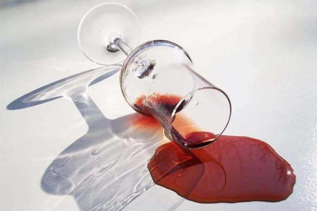 Як видалити плями від червоного вина на дивані