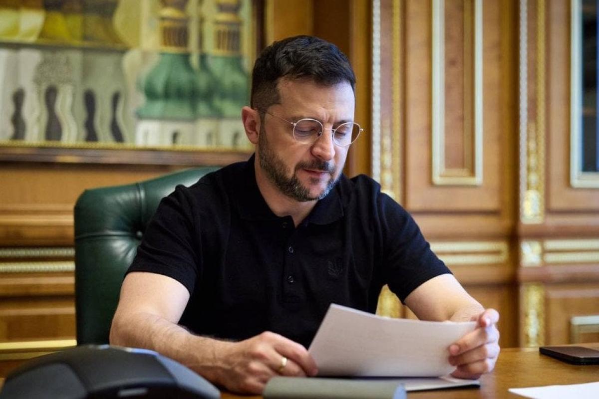 Зеленський дозволив «бронювати» чоловіків, які перебувають у розшуку Т