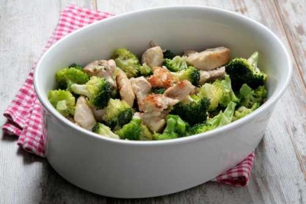 Курица с брокколи и сметаной в духовке Курица с брокколи и сметаной в духовке