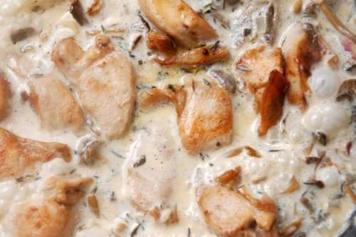 Белое куриное мясо в сметане Белое куриное мясо в сметане