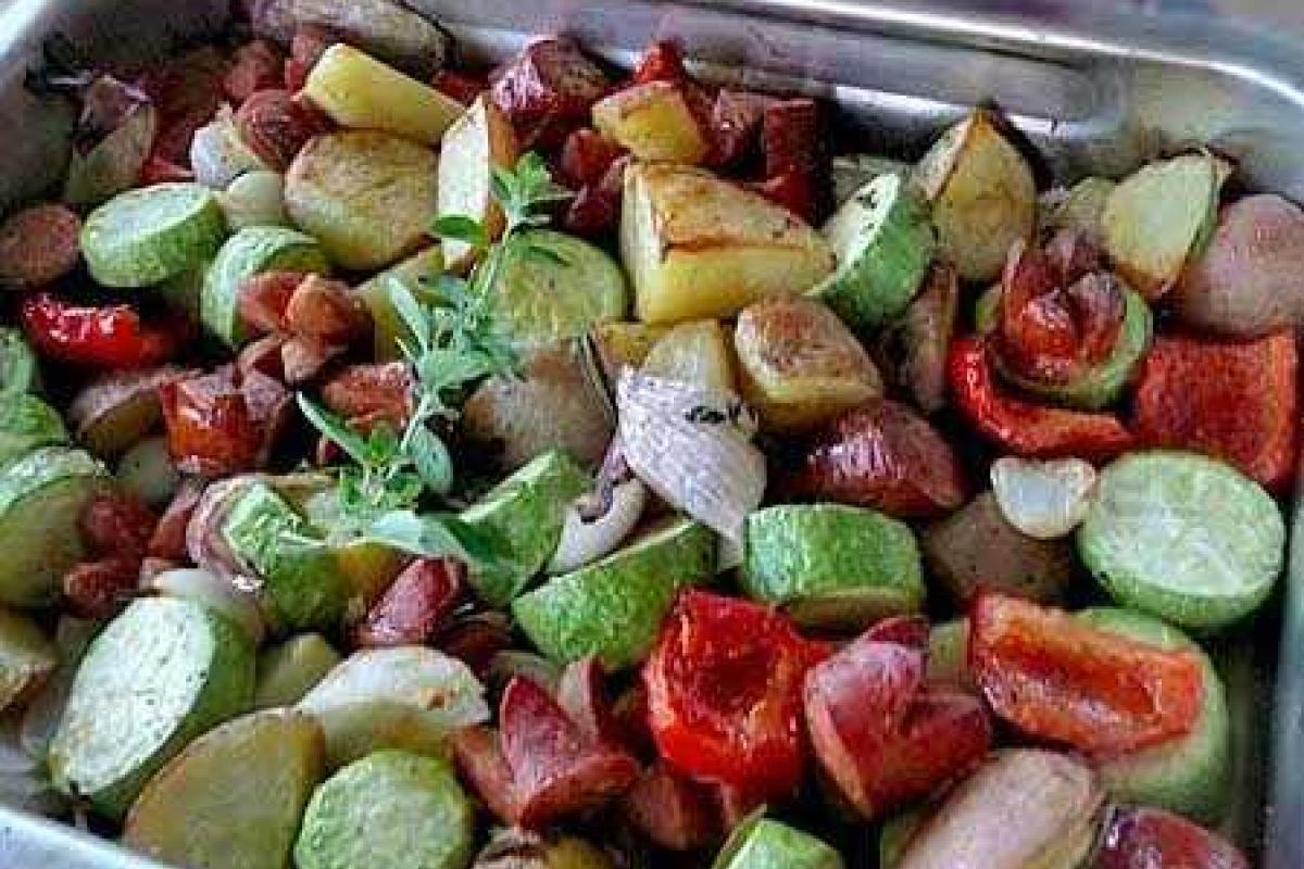 Запеченные колбаски с овощами Запеченные колбаски с овощами