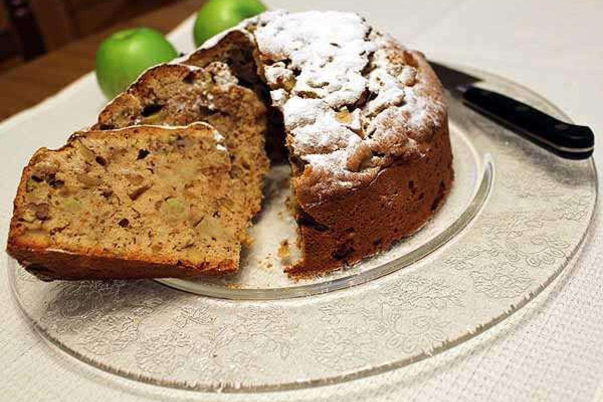 Кекс с яблоками и грецкими орехами