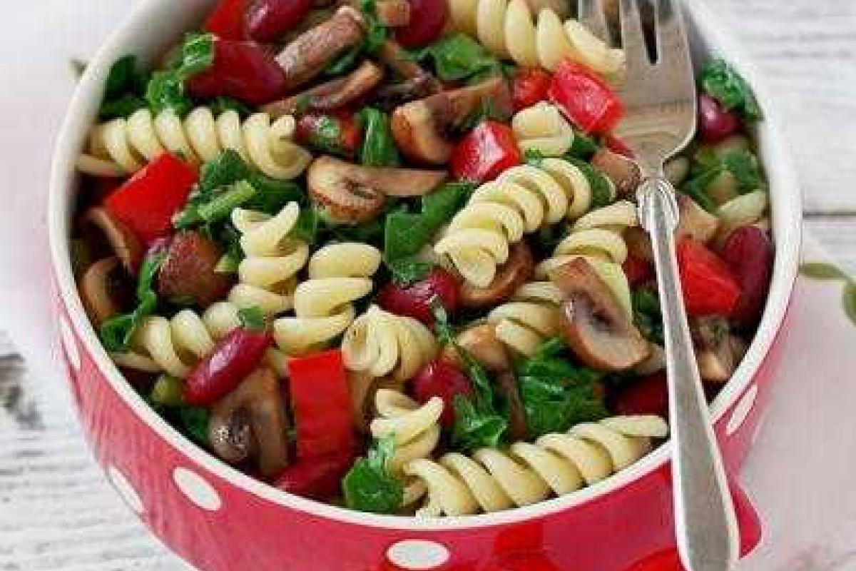 Теплый салат с пастой (макаронами)