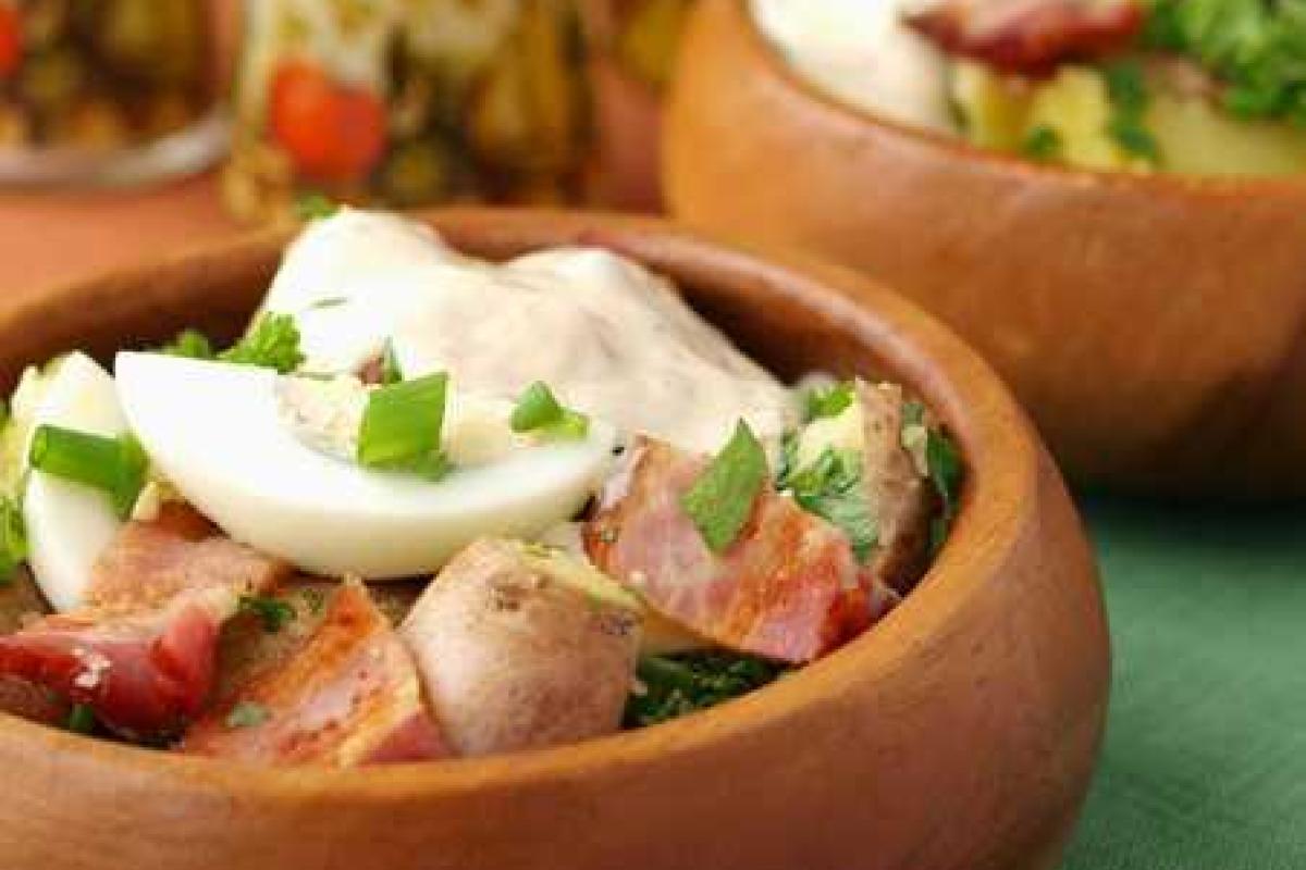 Горячий немецкий картофельный салат с соусом Горячий немецкий картофельный салат с соусом