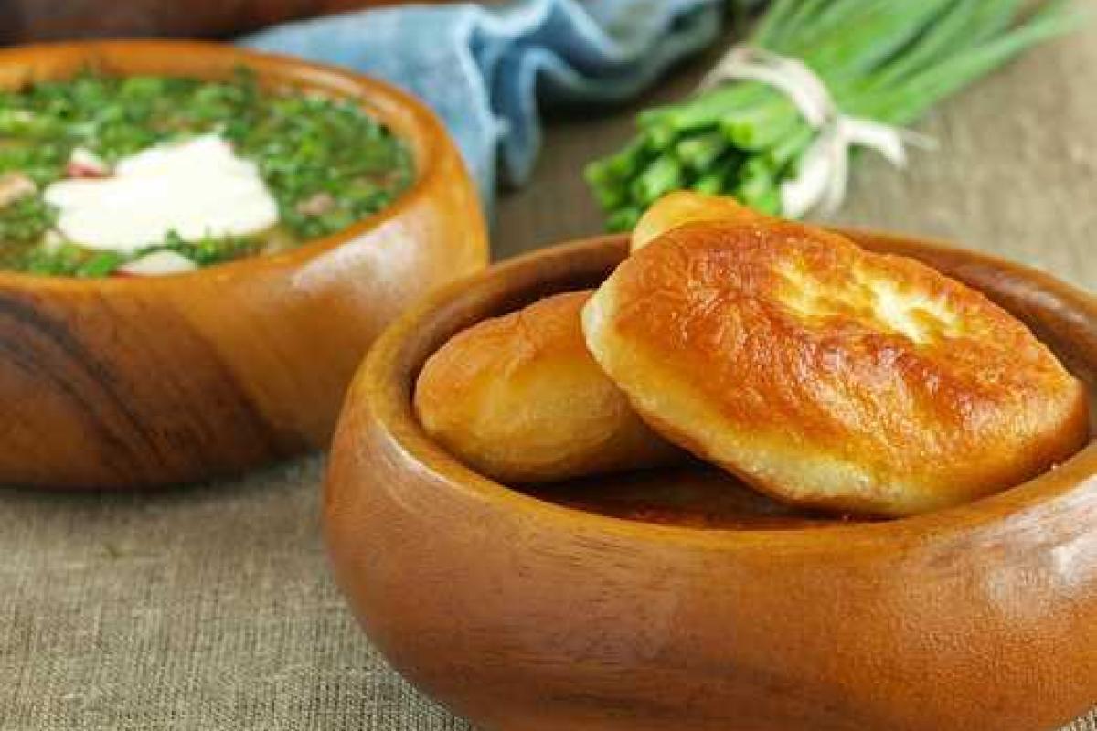 Жаренные пирожки с луком и яйцами Жаренные пирожки с луком и яйцами