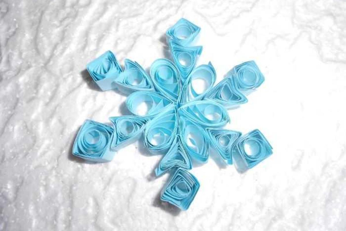 Новогодние поделки из бумаги: снежинки в технике квиллинг Новогодние поделки из бумаги: снежинки в технике квиллинг