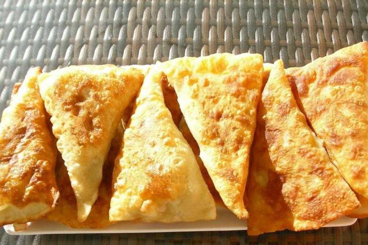 Жареные пирожки-уголки Жареные пирожки-уголки