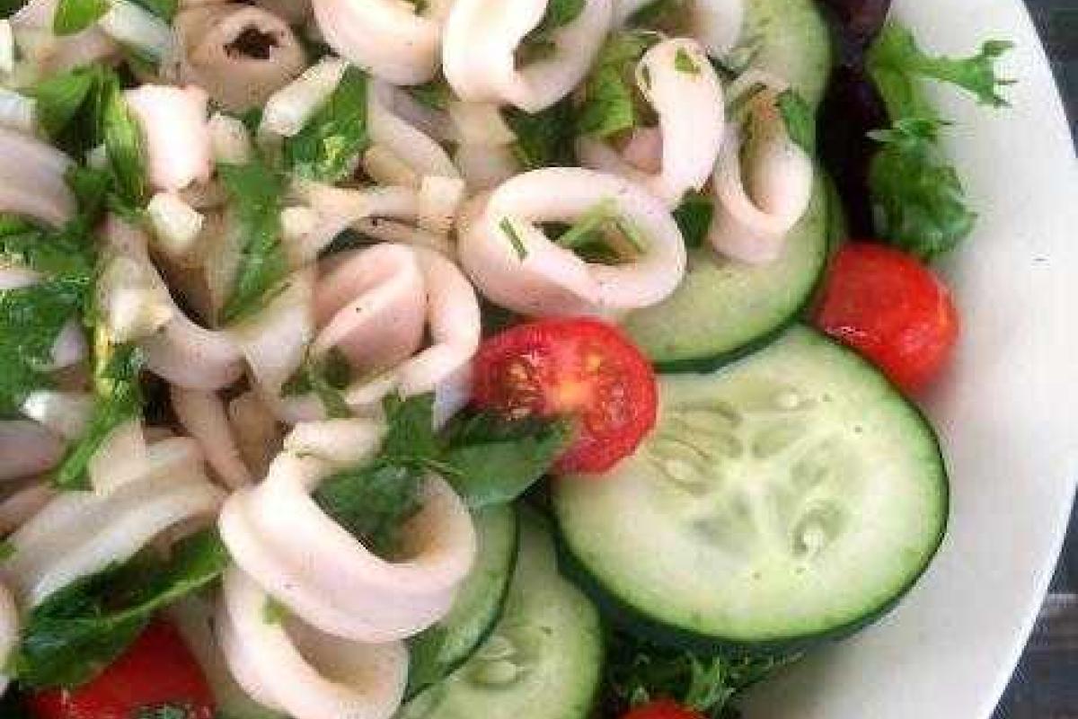 Салат из кальмаров с огурцами