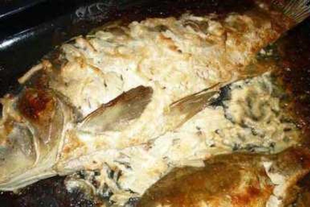 Карп на луковой подушке