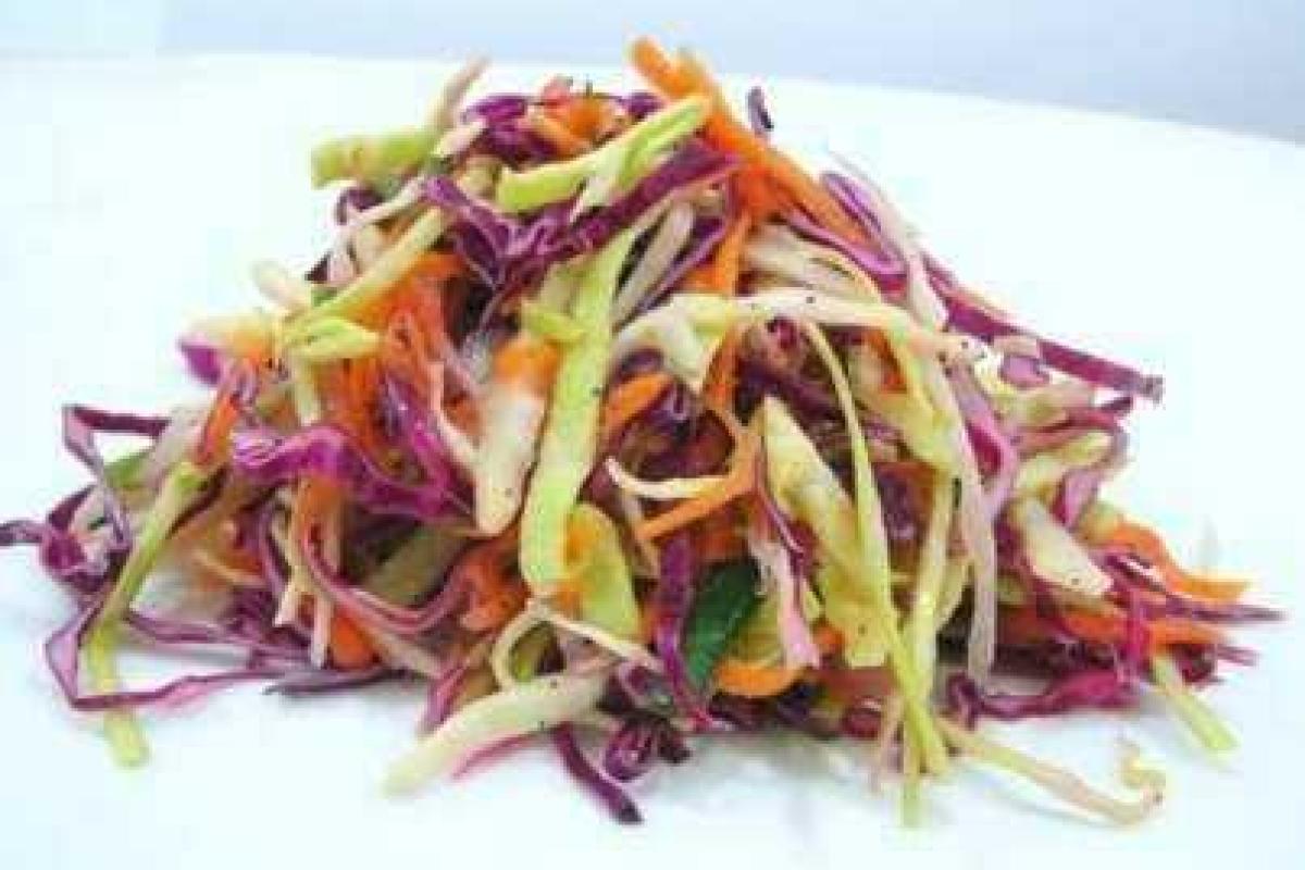 Разноцветный салат из капусты