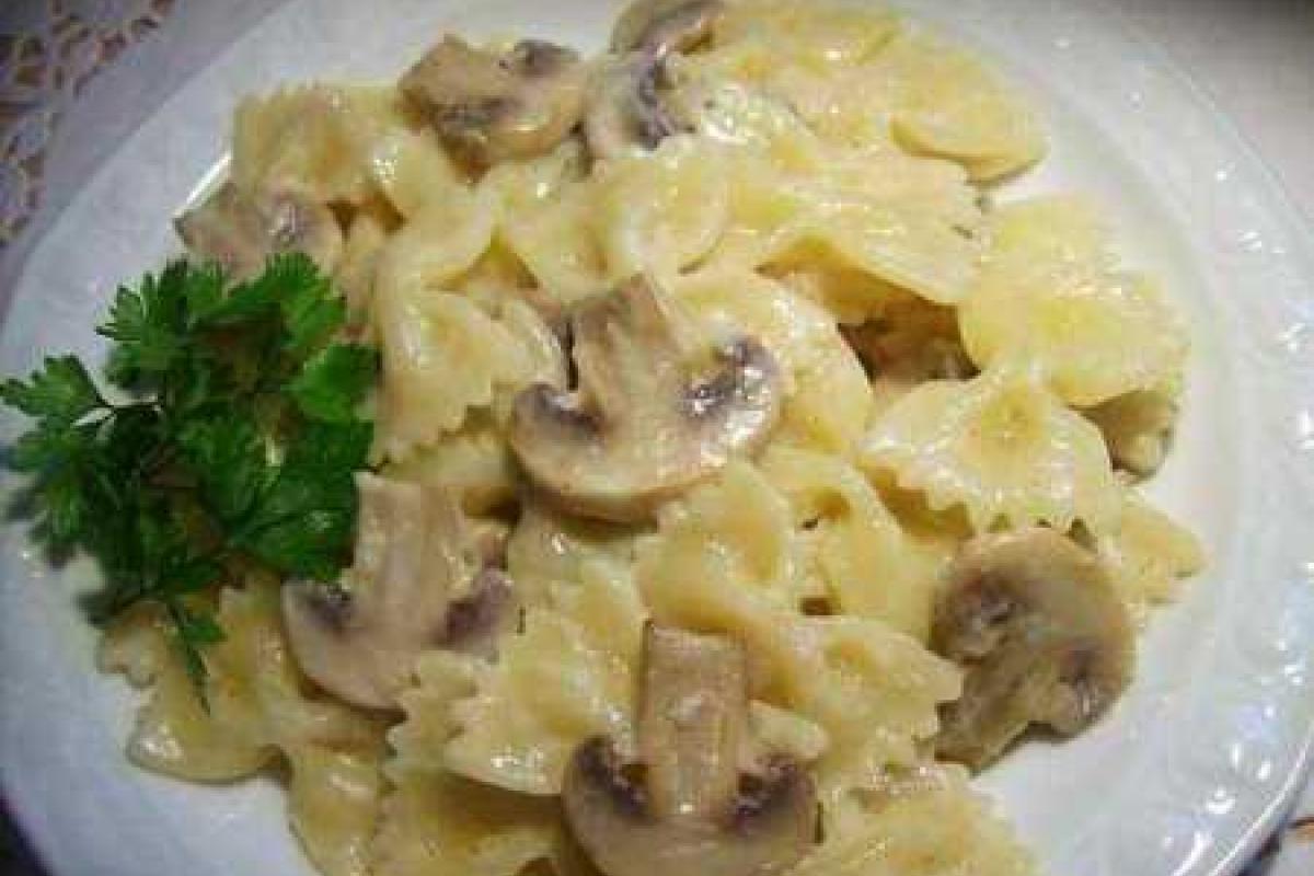 Фарфалле с шампиньонами Фарфалле с шампиньонами