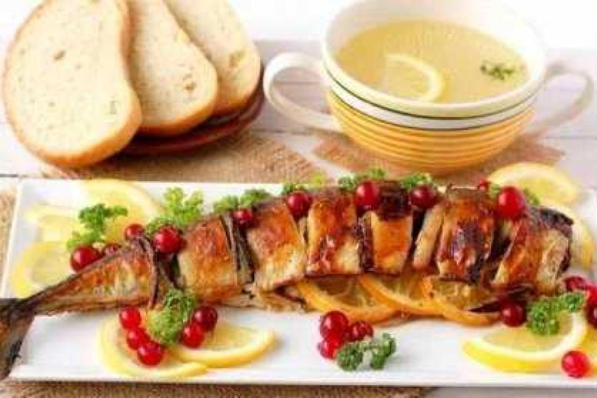 Скумбрия запеченная с луком и лимоном Скумбрия запеченная с луком и лимоном