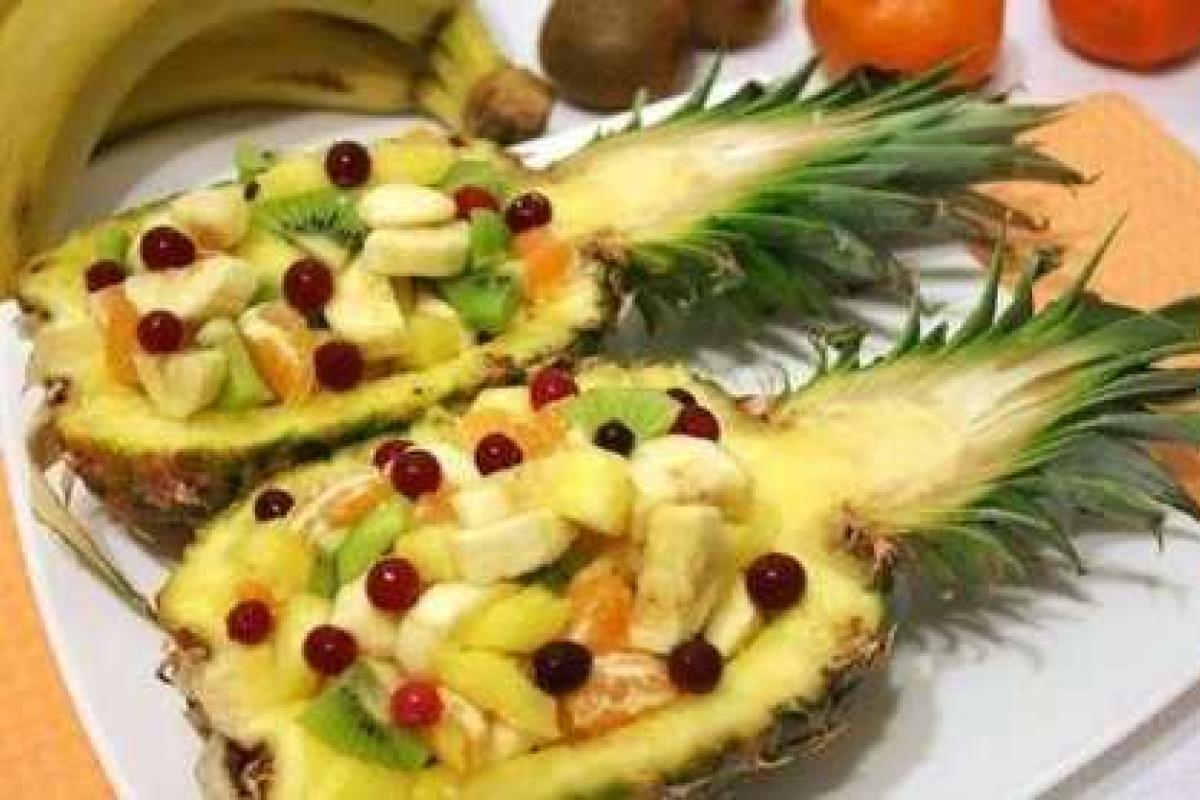 Фруктовый салат в ананасе Фруктовый салат в ананасе